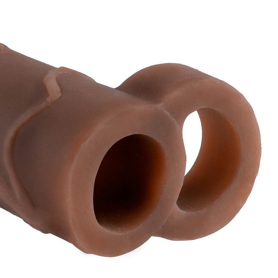 Gaine penienne teinte marron vue sur son ouverture interne et son anneau, paroi souple grand format a enfiler par-dessus le sexe pour plus de volume.