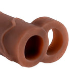 Gaine penienne teinte marron vue sur son ouverture interne et son anneau, paroi souple grand format a enfiler par-dessus le sexe pour plus de volume.