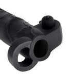 Gaine penienne vibrante noire vue de dessus, bullet a la base et double anneau extensible, gaine d'extension realiste a enfiler pour vibrer des deux cotes.