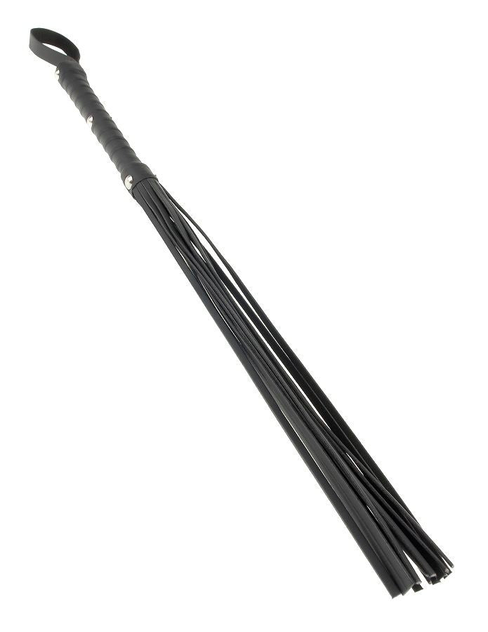 Martinet a neuf lanieres en vinyle noir presente en entier, poignee ferme et brins souples, accessoire maniable pour s'initier au jeu de discipline.