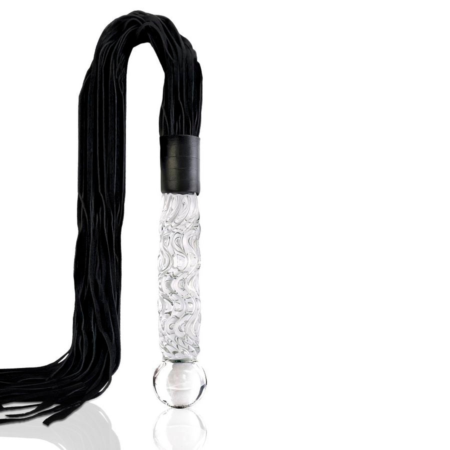 Fouet a poignee en verre transparent torsade et longues lanieres souples noires, accessoire deux en un qui allie le manche en verre lisse et la frappe modulable.