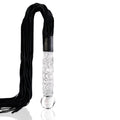 Fouet a poignee en verre transparent torsade et longues lanieres souples noires, accessoire deux en un qui allie le manche en verre lisse et la frappe modulable.