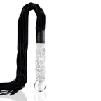 Fouet a poignee en verre transparent torsade et longues lanieres souples noires, accessoire deux en un qui allie le manche en verre lisse et la frappe modulable.