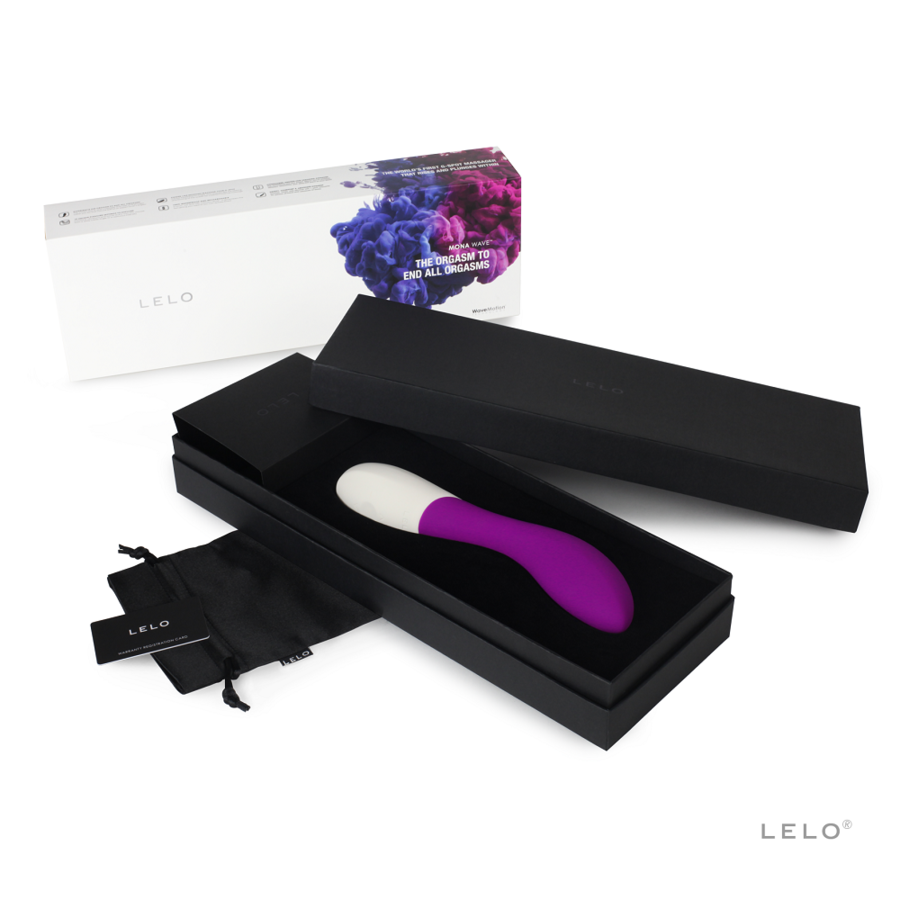 Vibromasseur Mona Wave de Lelo magenta présenté à l'horizontale dans son écrin noir allongé devant un visuel d'encre colorée, stimulateur point G rechargeable.