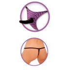 Médaillon du dessous zébré violet avec gode, et médaillon des fesses d'un homme portant la sangle