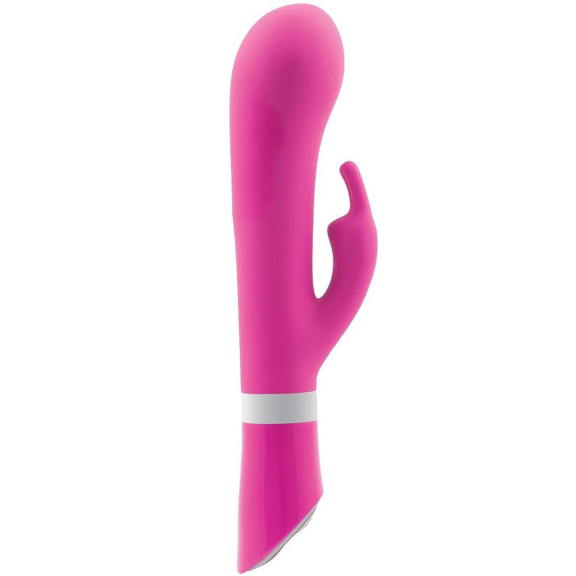 Vibromasseur rabbit Bwild Deluxe rose vu de profil : tête orientable inclinée et oreilles externes. Corps galbé en silicone lisse, bague blanche, coloris fuchsia satiné.