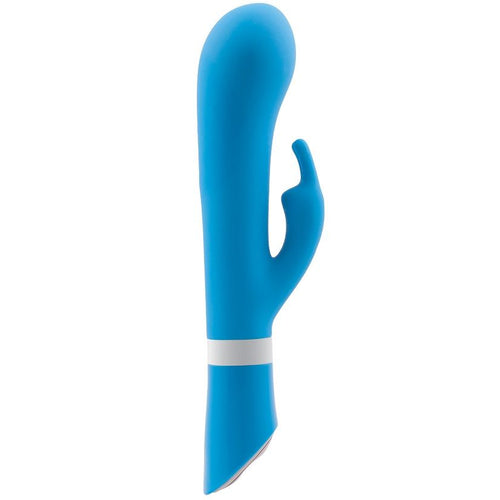 Vibromasseur rabbit Bwild Deluxe Bunny bleu vu de face : tête anatomique orientable et oreilles externes. Corps en silicone lisse, bague blanche et embout pointu, double moteur.