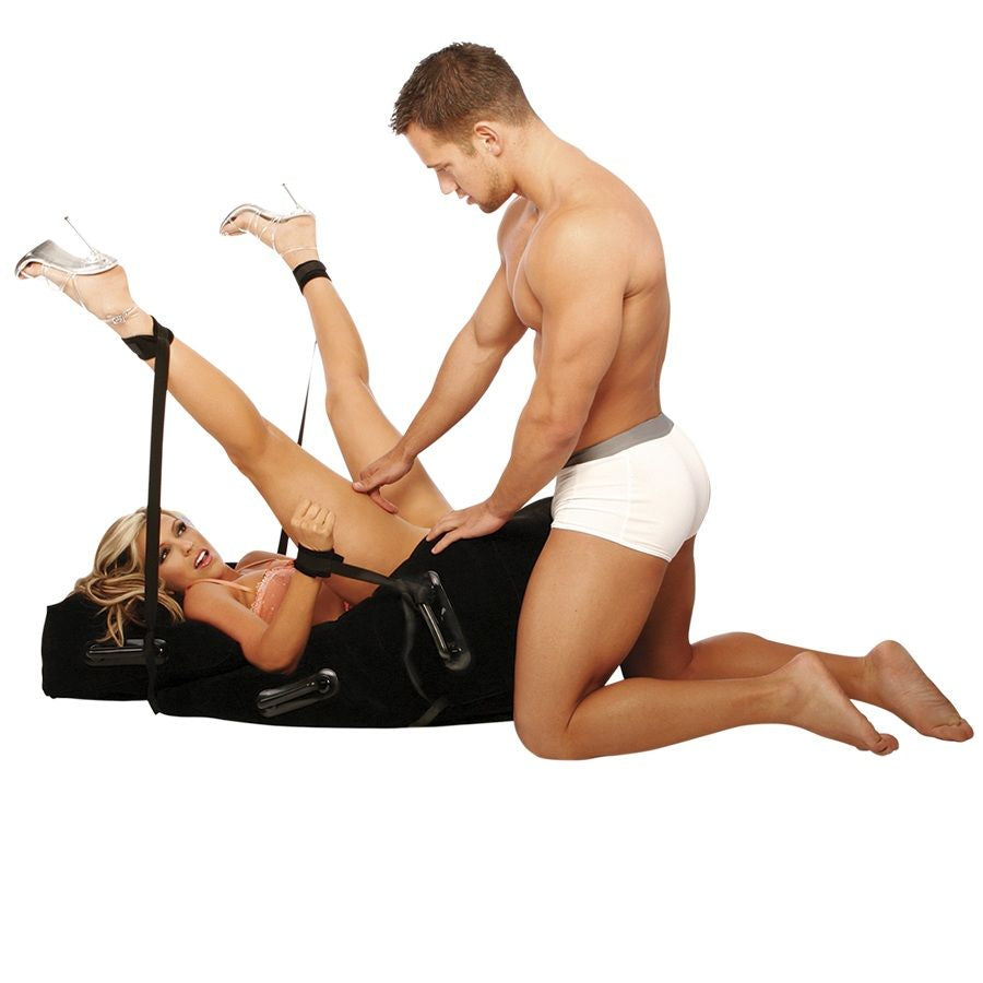 Photo de mise en situation du coussin de positionnement noir avec ses poignées, utilisé par un couple au sol