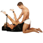 Photo de mise en situation du coussin de positionnement noir avec ses poignées, utilisé par un couple au sol