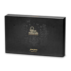 Étui noir fermé du plumeau Pom Pom Bijoux Indiscrets au logo doré, packaging du plumeau sensoriel en fibres synthétiques douces pour le toucher léger.