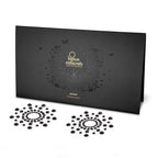 Coffret noir Mimi Bijoux Indiscrets ouvert avec deux cache-tetons bijou en strass noirs en rosace, parure corporelle adhesive brillante metallisee pour le corps