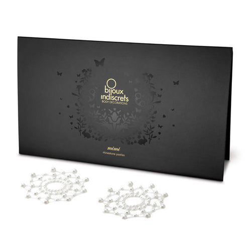 Cache-tétons en perles blanches en forme d'étoile devant leur étui noir Bijoux Indiscrets, parure de poitrine décorative façon bijou corporel délicat.