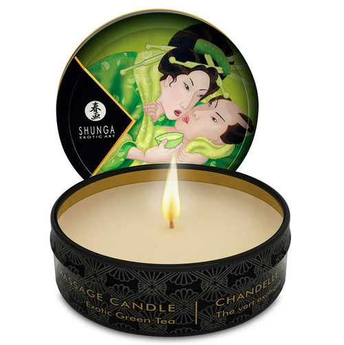 Bougie de massage Shunga the vert exotique ouverte et allumee, couvercle orne d'une estampe japonaise erotique d'un couple enlace, cire chaude pour massage sensuel