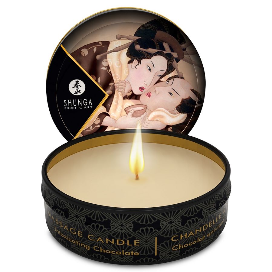 Bougie de massage Shunga chocolat ouverte, couvercle orne d'une estampe japonaise erotique d'un couple enlace, cire chaude comestible a verser pour masser la peau