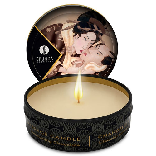 Bougie de massage Shunga chocolat ouverte, couvercle orne d'une estampe japonaise erotique d'un couple enlace, cire chaude comestible a verser pour masser la peau