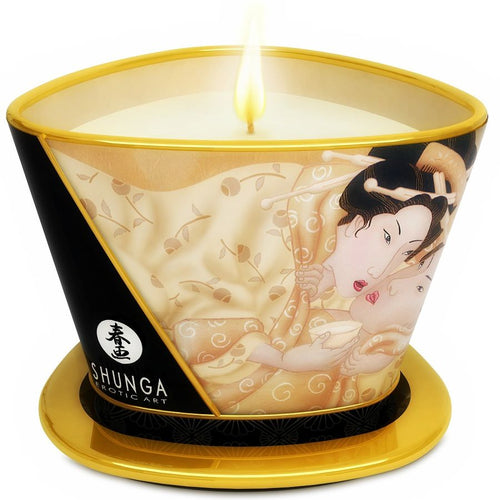 Bougie de massage Shunga vanille 170 ml allumee dans son contenant illustre d un couple denude, cire chaude comestible parfum vanille a verser sur la peau pour masser