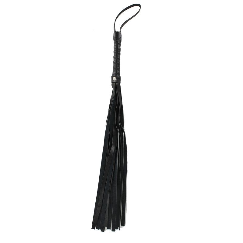 Martinet BDSM en cuir synthetique noir a fines lanieres avec dragonne, accessoire de fessee du coffret initiation couple, suspendu de face