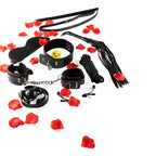 Kit BDSM initiation pour couple etale sur petales de rose 