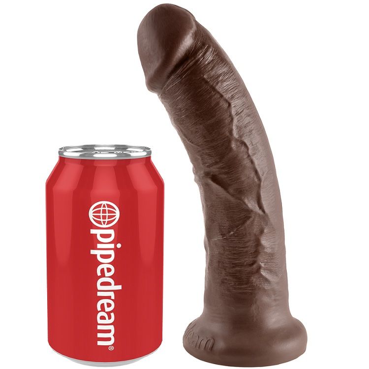 Gode realiste teinte chocolat courbe a cote d une canette Pipedream pour l echelle, gland marque, veines saillantes et base ventouse compatible harnais.