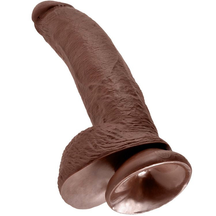 Gode King Cock teinte chocolat courbé, gland réaliste et testicules moulés généreux, fût veiné, base ventouse, vue de trois quarts sur fond blanc.