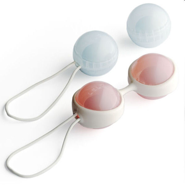Paire de boules de geisha Luna Beads de Lelo dans leur coque assemblée, sphères bleue et rose avec longs cordons de retrait, accessoire de tonification pelvienne.