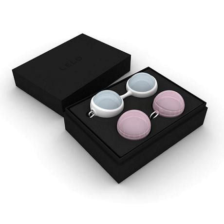 Coffret noir Luna Beads de Lelo ouvert présentant les sphères roses et bleues interchangeables alignées dans leur écrin, set de poids pour le périnée.