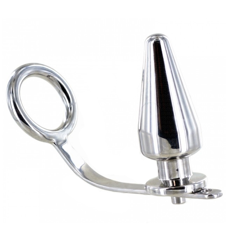 Anneau penien en acier inoxydable prolonge d'une tige courbe terminee par un plug anal conique, accessoire deux-en-un metallique presente sur fond blanc.