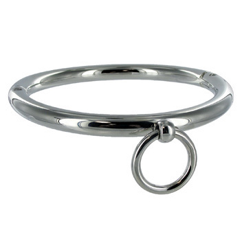 Collier bondage en acier avec anneau verrouillable Metal Hard, vue du collier chrome lisse muni d'un anneau frontal pour fixer chaine ou laisse, fermeture cle Allen.