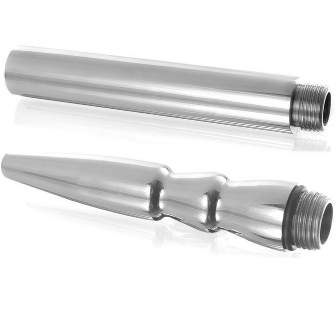 Detail du kit de douche intime montrant la poignee tubulaire et un embout cannele a pas de vis, pieces en aluminium poli brillant sur fond blanc.