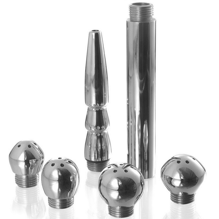 Kit de douche intime aluminium cinq pieces avec quatre embouts interchangeables de formes variees et sa poignee tubulaire, composants alignes sur fond blanc.