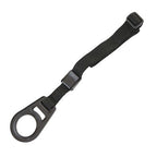Sangle de support Bathmate Shower Strap noire avec boucle clip et anneau, harnais de maintien pour pompe penienne sous la douche, vue detaillee de la fixation
