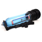 Pompe penienne Bathmate transparente teintee bleue fixee sur son harnais de douche, cylindre gradue et sangle de maintien pour usage mains libres en baignoire
