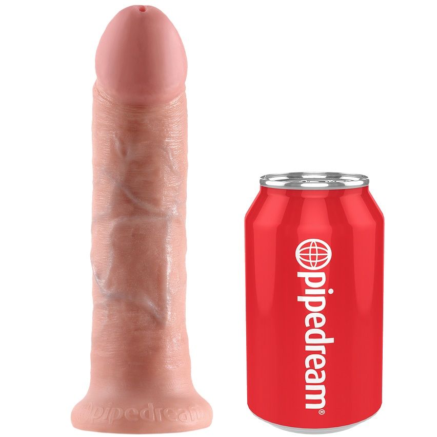 Gode réaliste King Cock posé à côté d'une canette Pipedream pour comparaison de taille