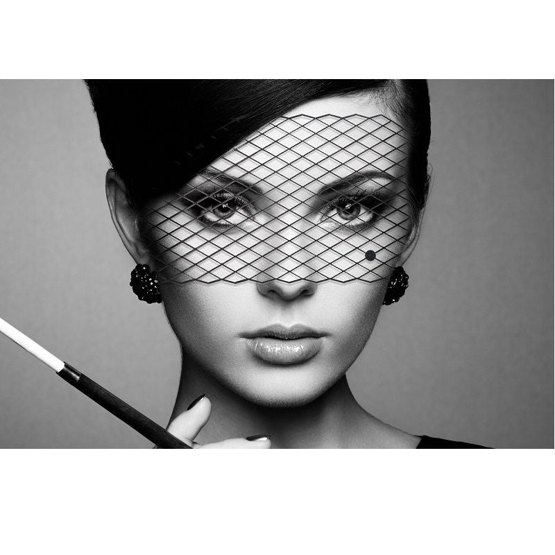 Mannequin portant le masque resille adhesif Louise Bijoux Indiscrets sur les yeux, mise en scene glamour noir et blanc pour evoquer un jeu de seduction masque.