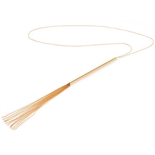 Collier fouet en fines chaines metal dorees Bijoux Indiscrets, longue laniere a franges souples, bijou double usage soft bondage photographie sur fond blanc