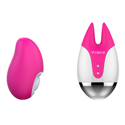 Stimulateur Nalone FiFi 2 et ses embouts en silicone rose, dont une coiffe en oreilles de lapin et un galet lisse, sur corps blanc. Œuf vibrant modulable, sept modes.