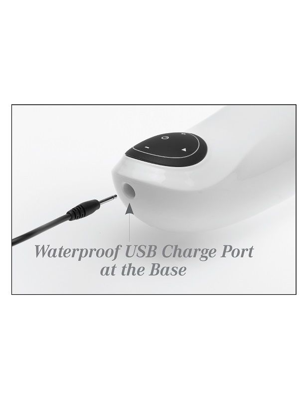 Gros plan sur le port de charge USB étanche à la base du Mega Bator, câble branché, mention Waterproof USB Charge Port at the Base.