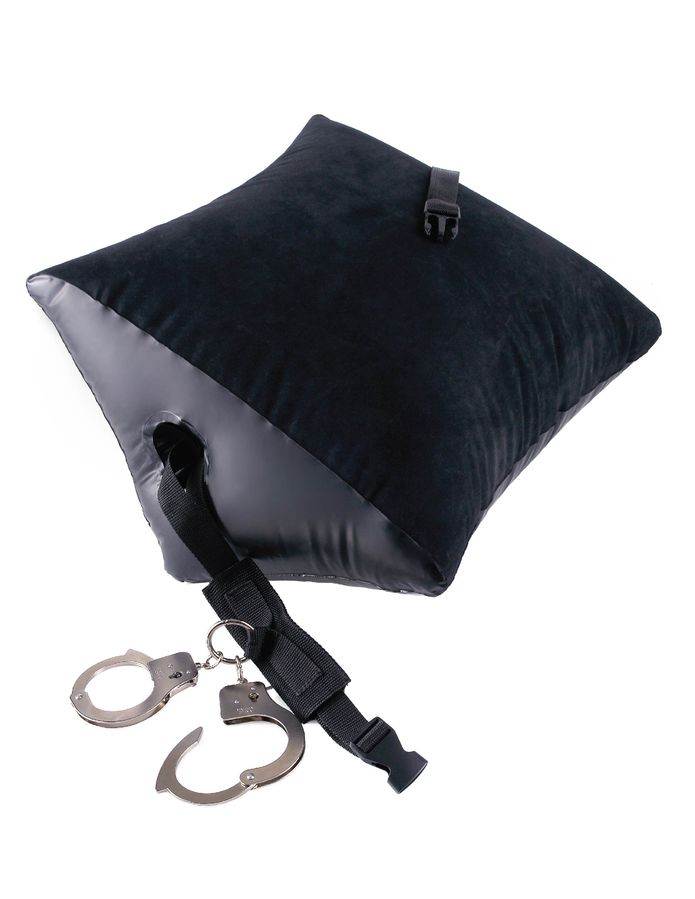 Coussin de position gonflable noir en vinyle floque avec sa sangle et sa paire de menottes metalliques, visuel produit isole sans element anatomique.