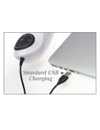 Gros plan sur le port de charge USB du Mega Bator relié par câble à un ordinateur portable, texte Standard USB Charging.