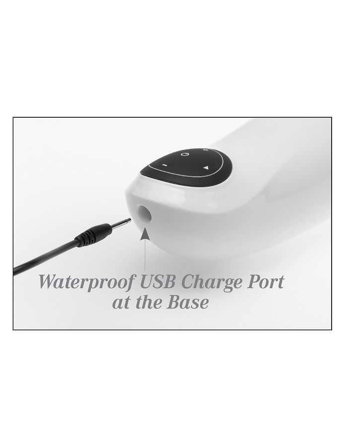 Gros plan sur le port de charge USB étanche à la base du Mega Bator, câble branché, mention Waterproof USB Charge Port at the Base.