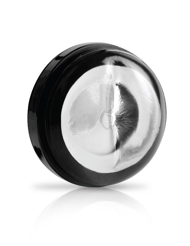 Gros plan sur l'orifice réaliste arrondi du Mega Bator Ass, capuchon noir vu de face, texture interne translucide visible.