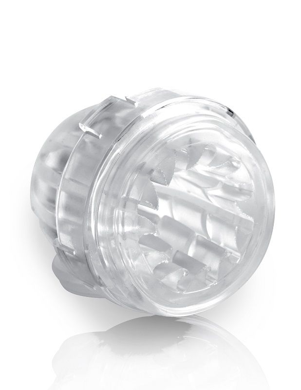 Insert texturé transparent amovible du Mega Bator retiré du boîtier, gros plan en angle sur les nervures internes en spirale.