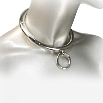 Collier bondage acier Metal Hard porte sur un buste mannequin habille, anneau frontal visible pour attacher une laisse, finition chromee brillante de soumission.