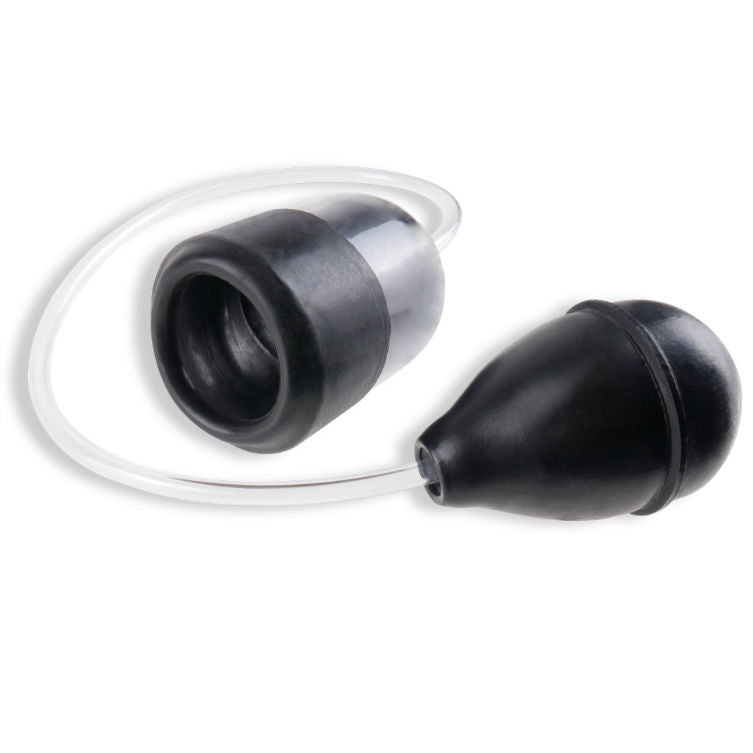 Ventouse noire du Suck N' Stroke et poire de pression noire reliées par un tuyau transparent, produit seul sur fond blanc.