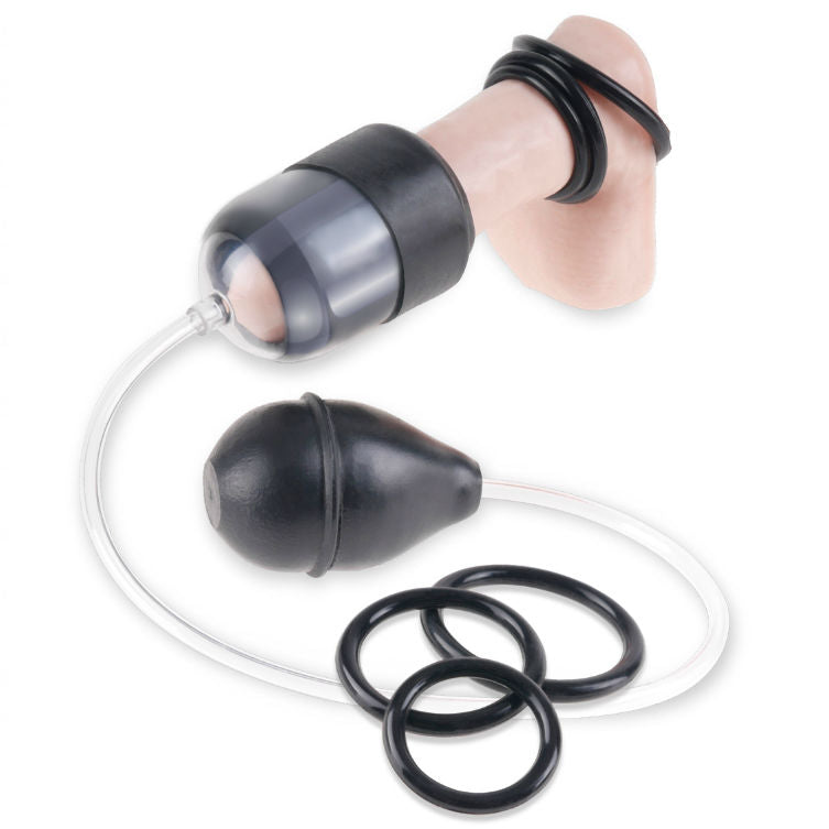 Pompe à tête Suck N' Stroke en usage sur un modèle anatomique, ventouse noire sur le gland, anneaux péniens noirs empilés sur la hampe, poire de pression reliée par tuyau transparent.