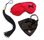 Kit de fouet dominatrix Inédit — vue d'ensemble du fouet noir à manche, du masque en satin rouge et de la pochette assortie