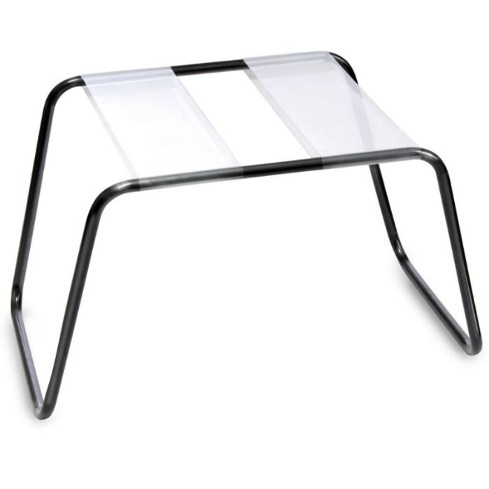 Vue de trois quarts du tabouret de positions sexe, cadre en acier tubulaire noir et large assise souple, accessoire pliable et robuste concu pour des positions inedites.