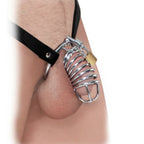 Cage de chasteté en métal avec cadenas doré et sangle noire façon croco, vue de profil portée