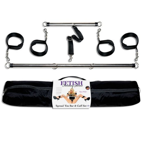 Kit barre d'ecartement etale a plat : barre metallique chromee, quatre manchettes en neoprene noir reglables et pochette de rangement Fetish a fermeture, sur fond blanc.