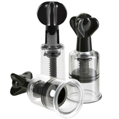 Trio de pompes à succion en plastique transparent, deux embouts pour tétons et un anneau pour clitoris, posés ensemble pour un jeu d'aspiration érogène réglable.